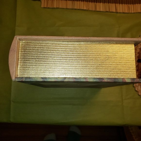 A Joyful Christmas Faux Book / Stash Box - Vintage Santa - Picture 9 of 10